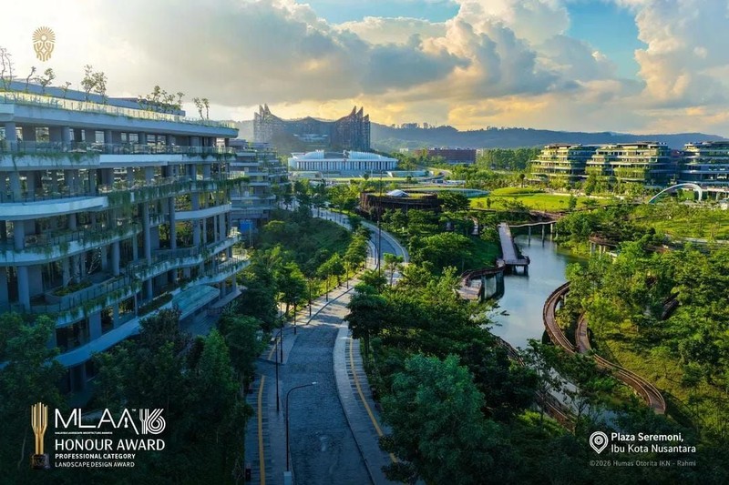 Plaza Seremoni Ibu Kota Nusantara berhasil menorehkan prestasi di tingkat internasional dengan meraih penghargaan Honour Award pada ajang Malaysia Landscape Architecture Awards (MLAA) 2026 untuk kategori Landscape Design Award (Professional Category).  (Dok. OIKN)