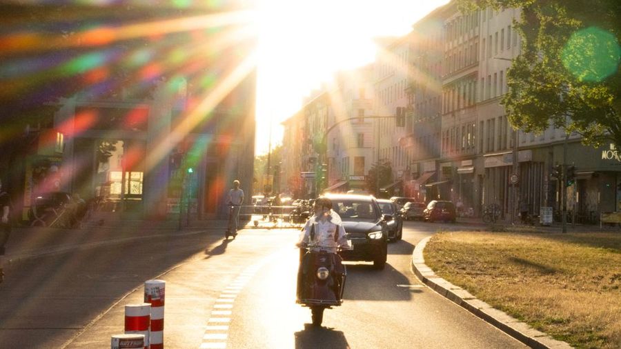Seorang pria mengendarai skuter di sepanjang jalan yang cerah di distrik Kreuzberg selama gelombang panas yang sedang berlangsung di Berlin, Jerman, 26 Juni 2026. REUTERS/Axel (Schmidt)