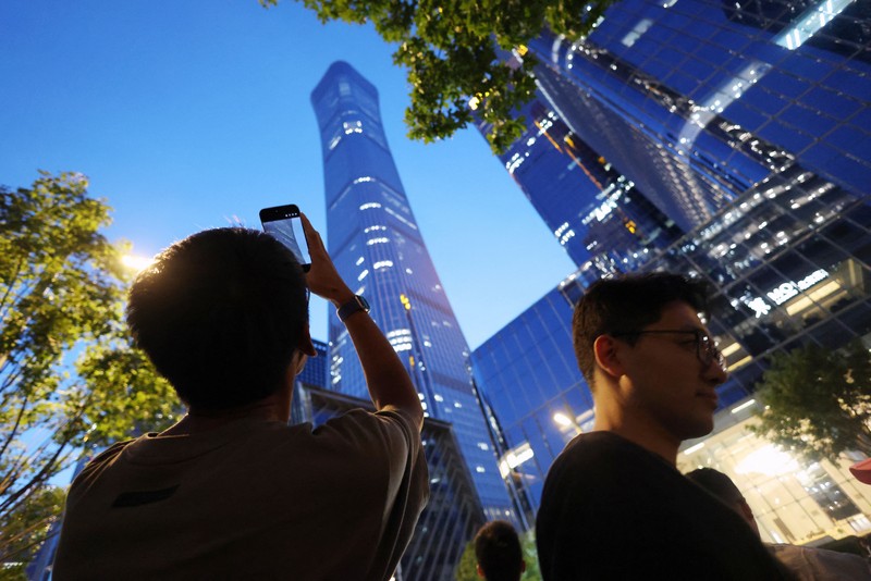 Suasana usai pesawat kecil menabrak menara CITIC atau China Zun yang merupakan gedung tertinggi di Beijing, China pada Jumat (26/6/2026) waktu setempat. (REUTERS/Maxim Shemetov)