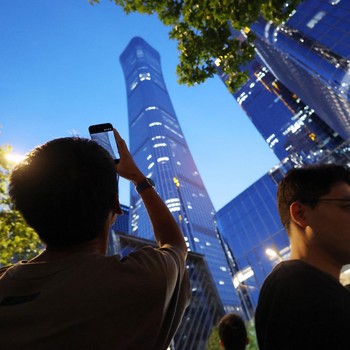 Gedung Tertinggi Beijing Ditabrak Pesawat, Pilot Tewas-Belasan Terluka