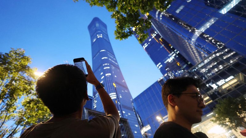Suasana usai pesawat kecil menabrak menara CITIC atau China Zun yang merupakan gedung tertinggi di Beijing, China pada Jumat (26/6/2026) waktu setempat. (REUTERS/Maxim Shemetov)