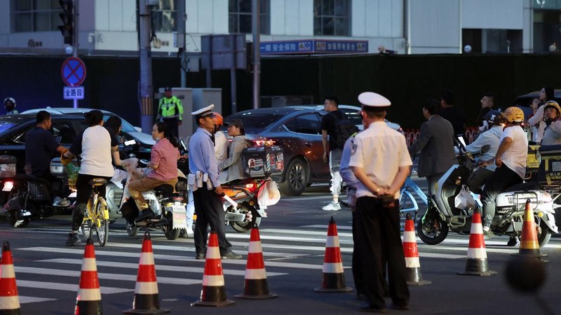 Suasana usai pesawat kecil menabrak menara CITIC atau China Zun yang merupakan gedung tertinggi di Beijing, China pada Jumat (26/6/2026) waktu setempat. (REUTERS/Maxim Shemetov)