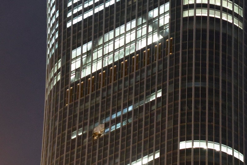 Suasana usai pesawat kecil menabrak menara CITIC atau China Zun yang merupakan gedung tertinggi di Beijing, China pada Jumat (26/6/2026) waktu setempat. (REUTERS/Maxim Shemetov)