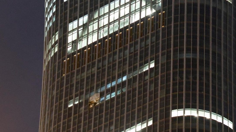 Suasana usai pesawat kecil menabrak menara CITIC atau China Zun yang merupakan gedung tertinggi di Beijing, China pada Jumat (26/6/2026) waktu setempat. (REUTERS/Maxim Shemetov)