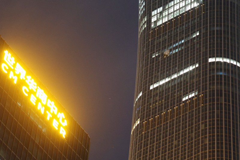 Suasana usai pesawat kecil menabrak menara CITIC atau China Zun yang merupakan gedung tertinggi di Beijing, China pada Jumat (26/6/2026) waktu setempat. (REUTERS/Maxim Shemetov)