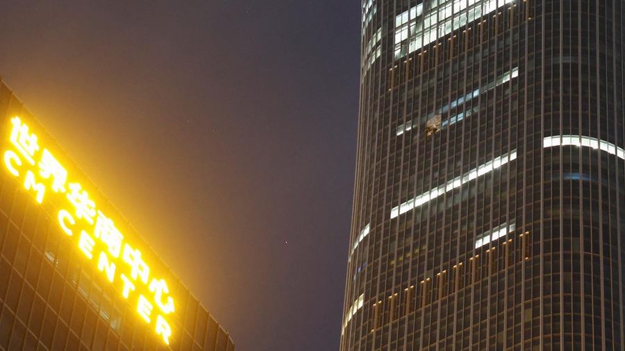 Suasana usai pesawat kecil menabrak menara CITIC atau China Zun yang merupakan gedung tertinggi di Beijing, China pada Jumat (26/6/2026) waktu setempat. (REUTERS/Maxim Shemetov)