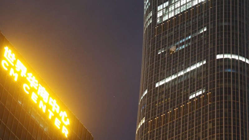 Suasana usai pesawat kecil menabrak menara CITIC atau China Zun yang merupakan gedung tertinggi di Beijing, China pada Jumat (26/6/2026) waktu setempat. (REUTERS/Maxim Shemetov)