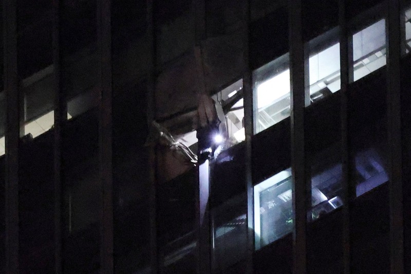 Suasana usai pesawat kecil menabrak menara CITIC atau China Zun yang merupakan gedung tertinggi di Beijing, China pada Jumat (26/6/2026) waktu setempat. (REUTERS/Maxim Shemetov)