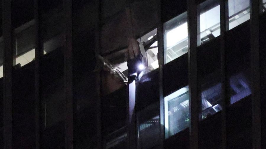 Suasana usai pesawat kecil menabrak menara CITIC atau China Zun yang merupakan gedung tertinggi di Beijing, China pada Jumat (26/6/2026) waktu setempat. (REUTERS/Maxim Shemetov)