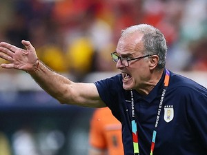 Bielsa Dijatuhkan, Bek Uruguay Pasang Badan
