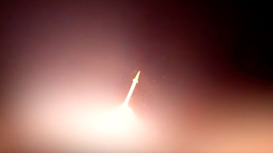 Korps Garda Revolusi Islam Iran meluncurkan rudal dan drone dalam operasi gabungan yang menargetkan situs militer AS di Kuwait dan Bahrain sebagai tanggapan atas serangan AS baru-baru ini terhadap Iran. (Tangkapan Layar Video/REUTERS)