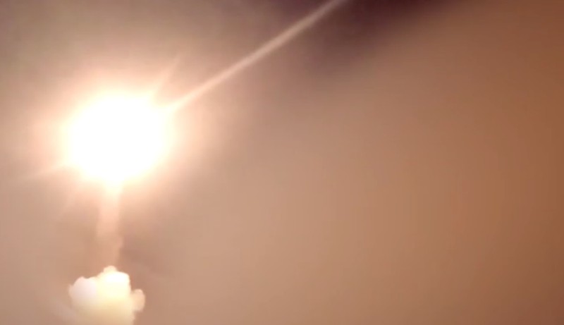 Korps Garda Revolusi Islam Iran meluncurkan rudal dan drone dalam operasi gabungan yang menargetkan situs militer AS di Kuwait dan Bahrain sebagai tanggapan atas serangan AS baru-baru ini terhadap Iran. (Tangkapan Layar Video/REUTERS)