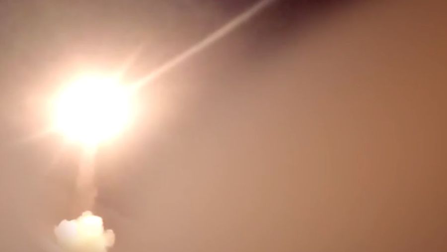 Korps Garda Revolusi Islam Iran meluncurkan rudal dan drone dalam operasi gabungan yang menargetkan situs militer AS di Kuwait dan Bahrain sebagai tanggapan atas serangan AS baru-baru ini terhadap Iran. (Tangkapan Layar Video/REUTERS)