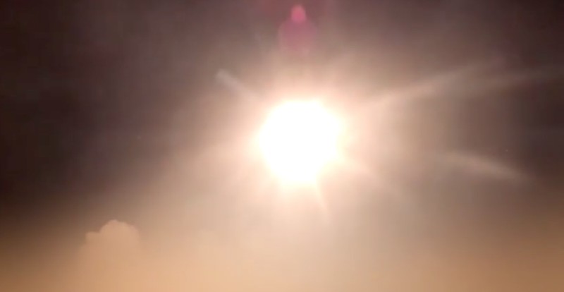 Korps Garda Revolusi Islam Iran meluncurkan rudal dan drone dalam operasi gabungan yang menargetkan situs militer AS di Kuwait dan Bahrain sebagai tanggapan atas serangan AS baru-baru ini terhadap Iran. (Tangkapan Layar Video/REUTERS)