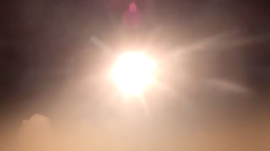 Korps Garda Revolusi Islam Iran meluncurkan rudal dan drone dalam operasi gabungan yang menargetkan situs militer AS di Kuwait dan Bahrain sebagai tanggapan atas serangan AS baru-baru ini terhadap Iran. (Tangkapan Layar Video/REUTERS)