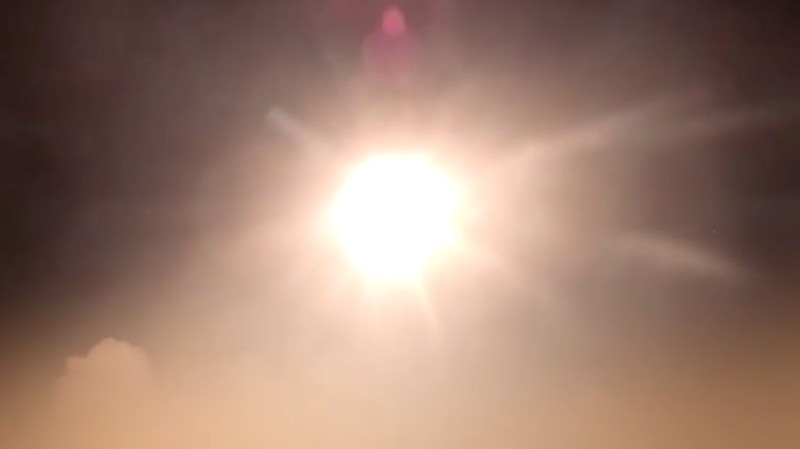Korps Garda Revolusi Islam Iran meluncurkan rudal dan drone dalam operasi gabungan yang menargetkan situs militer AS di Kuwait dan Bahrain sebagai tanggapan atas serangan AS baru-baru ini terhadap Iran. (Tangkapan Layar Video/REUTERS)