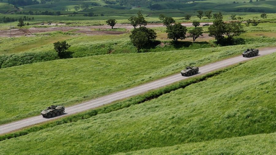 Marinir AS dan Pasukan Bela Diri Jepang menggelar latihan tembak langsung gabungan sebagai bagian dari latihan tahunan Resolute Dragon di Yufu, Prefektur Oita, Jepang, Minggu (28/6/2026). (REUTERS/Kim Kyung-Hoon)