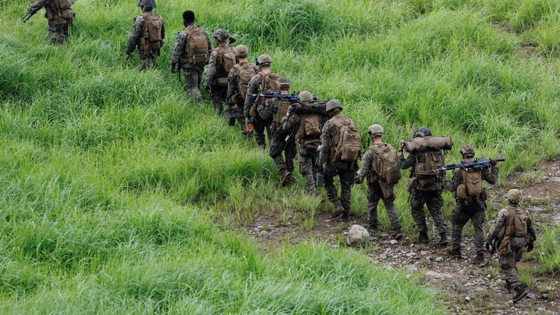 Marinir AS dan Pasukan Bela Diri Jepang menggelar latihan tembak langsung gabungan sebagai bagian dari latihan tahunan Resolute Dragon di Yufu, Prefektur Oita, Jepang, Minggu (28/6/2026). (REUTERS/Kim Kyung-Hoon)