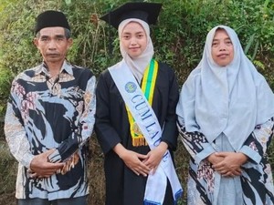 Inspirasi dari Maryanti: Lulusan Terbaik UNY yang Kuliah, Kerja, dan Terbitkan Karya