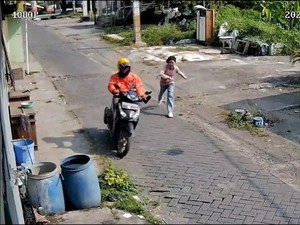 Video: Rekaman CCTV Pria Berjaket Ojol Rampas HP Bocah di Pasuruan Modus Tanya Alamat