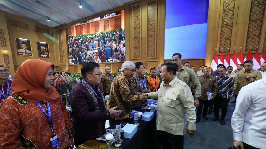 Presiden Prabowo Subianto saat menghadiri acara penutupan Sarasehan Kebangsaan Konvensi Sains, Teknologi, dan Industri Indonesia (KSTI) yang diikuti oleh 2.600 peserta, terdiri atas para rektor dan akademis di Jakarta international Convention Center