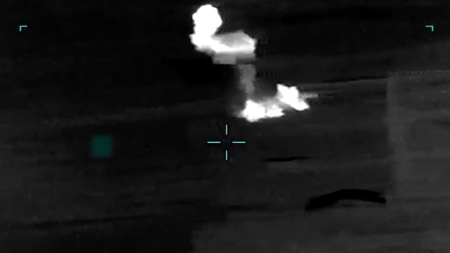Rekaman drone menunjukkan serangan terhadap Iran yang menargetkan berbagai lokasi sebagai tanggapan atas agresi Iran yang berkelanjutan terhadap pelayaran komersial, di lokasi yang tidak diketahui dari gambar yang dirilis pada Sabtu (27/6/2026). (Tangkapan Layar Video/REUTERS)