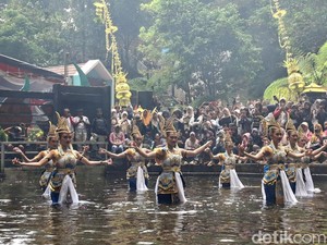 Magis Gamelan Jawa Iringi 10 Gadis Penari di Ritual Siraman Sedudo