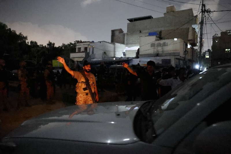 Tentara paramiliter berjaga di luar kantor Rangers, sebuah pasukan paramiliter, menyusul ledakan dan tembakan yang dilaporkan terjadi pada Sabtu malam di Karachi, Pakistan, Minggu (28/6/2026). (REUTERS/Akhtar Soomro)
