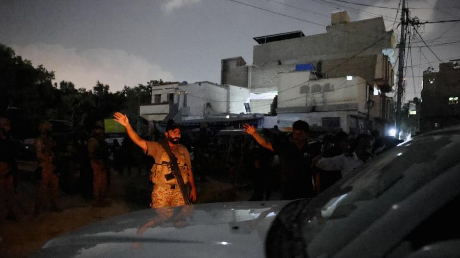 Suasana pasca terjadi ledakan pada aera luar kantor Rangers, sebuah pasukan paramiliter di Karachi, Pakistan, Sabtu (27/6/2026) malam. (REUTERS/Akhtar Soomro)
