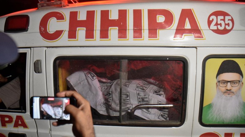 Suasana pasca terjadi ledakan pada aera luar kantor Rangers, sebuah pasukan paramiliter di Karachi, Pakistan, Sabtu (27/6/2026) malam. (REUTERS/Akhtar Soomro)