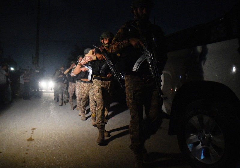 Tentara paramiliter berjaga di luar kantor Rangers, sebuah pasukan paramiliter, menyusul ledakan dan tembakan yang dilaporkan terjadi pada Sabtu malam di Karachi, Pakistan, Minggu (28/6/2026). (REUTERS/Akhtar Soomro)