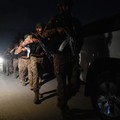 Suasana pasca terjadi ledakan pada aera luar kantor Rangers, sebuah pasukan paramiliter di Karachi, Pakistan, Sabtu (27/6/2026) malam. (REUTERS/Akhtar Soomro)