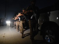 Suasana pasca terjadi ledakan pada aera luar kantor Rangers, sebuah pasukan paramiliter di Karachi, Pakistan, Sabtu (27/6/2026) malam. (REUTERS/Akhtar Soomro)