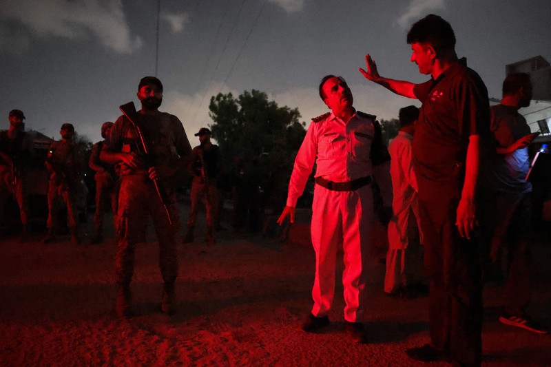 Tentara paramiliter berjaga di luar kantor Rangers, sebuah pasukan paramiliter, menyusul ledakan dan tembakan yang dilaporkan terjadi pada Sabtu malam di Karachi, Pakistan, Minggu (28/6/2026). (REUTERS/Akhtar Soomro)