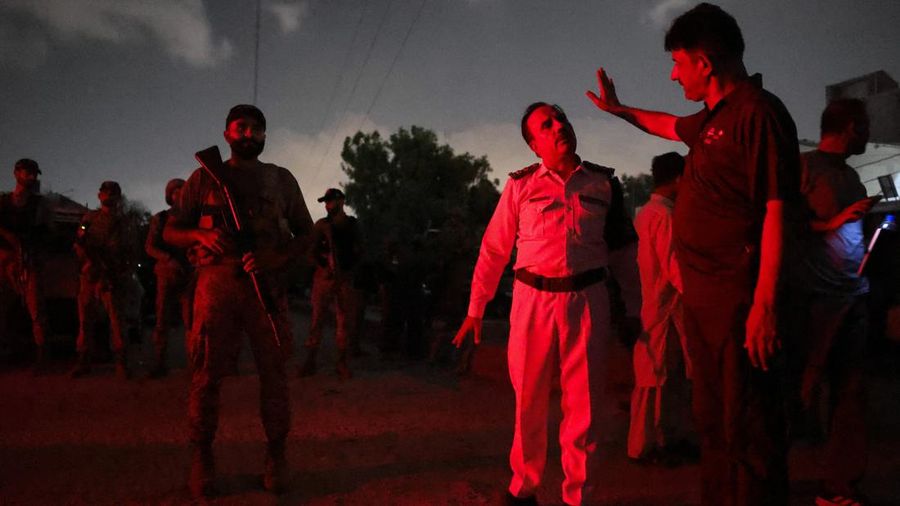 Suasana pasca terjadi ledakan pada aera luar kantor Rangers, sebuah pasukan paramiliter di Karachi, Pakistan, Sabtu (27/6/2026) malam. (REUTERS/Akhtar Soomro)