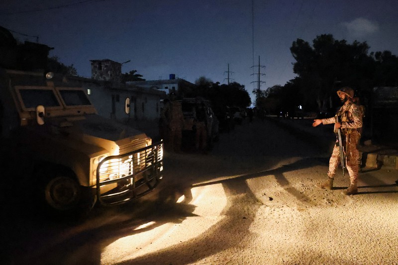 Tentara paramiliter berjaga di luar kantor Rangers, sebuah pasukan paramiliter, menyusul ledakan dan tembakan yang dilaporkan terjadi pada Sabtu malam di Karachi, Pakistan, Minggu (28/6/2026). (REUTERS/Akhtar Soomro)
