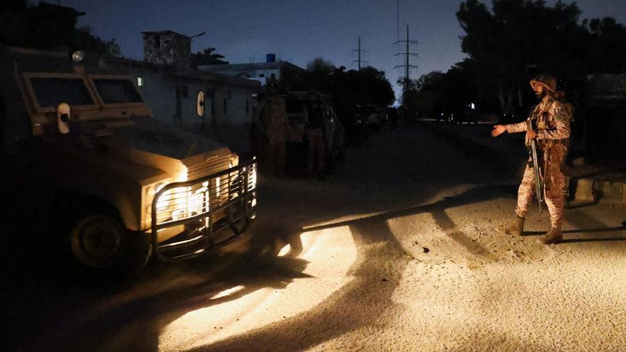 Suasana pasca terjadi ledakan pada aera luar kantor Rangers, sebuah pasukan paramiliter di Karachi, Pakistan, Sabtu (27/6/2026) malam. (REUTERS/Akhtar Soomro)