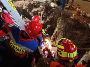 Video Momen Damkar Evakuasi Bocah Jatuh ke Lubang 3,7 Meter di Jaksel