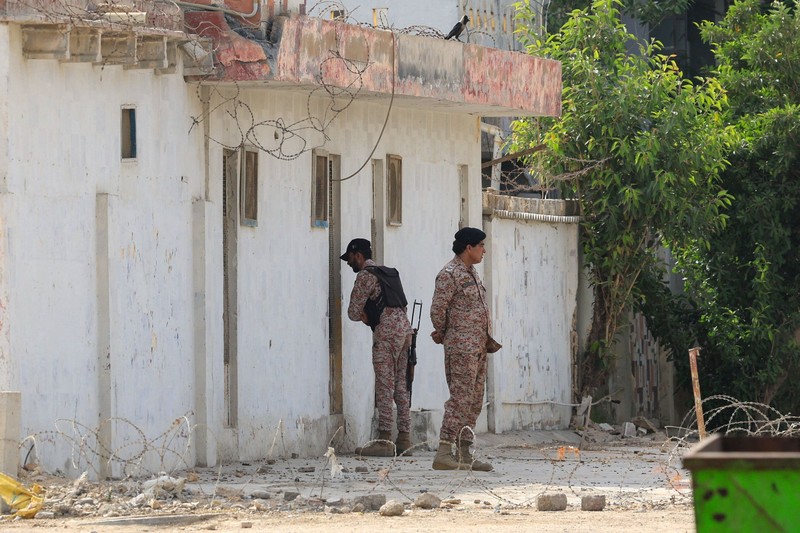 Tentara paramiliter berjaga di luar kantor Rangers, sebuah pasukan paramiliter, menyusul ledakan dan tembakan yang dilaporkan terjadi pada Sabtu malam di Karachi, Pakistan, Minggu (28/6/2026). (REUTERS/Akhtar Soomro)