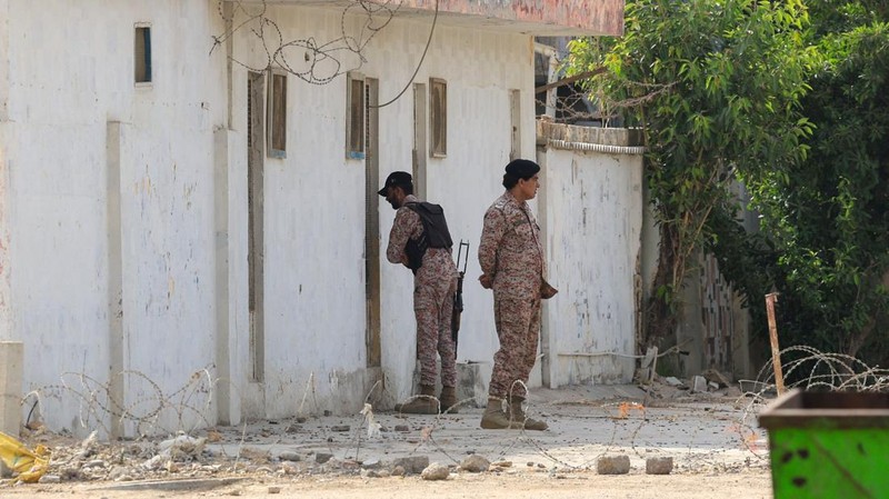 Tentara paramiliter berjaga di luar kantor Rangers, sebuah pasukan paramiliter, menyusul ledakan dan tembakan yang dilaporkan terjadi pada Sabtu malam di Karachi, Pakistan, Minggu (28/6/2026). (REUTERS/Akhtar Soomro)