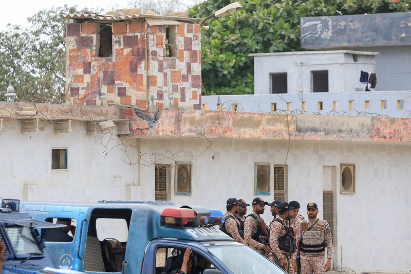 Tentara paramiliter berjaga di luar kantor Rangers, sebuah pasukan paramiliter, menyusul ledakan dan tembakan yang dilaporkan terjadi pada Sabtu malam di Karachi, Pakistan, Minggu (28/6/2026). (REUTERS/Akhtar Soomro)