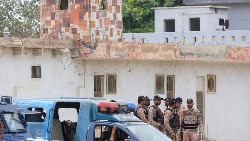 Tentara paramiliter berjaga di luar kantor Rangers, sebuah pasukan paramiliter, menyusul ledakan dan tembakan yang dilaporkan terjadi pada Sabtu malam di Karachi, Pakistan, Minggu (28/6/2026). (REUTERS/Akhtar Soomro)