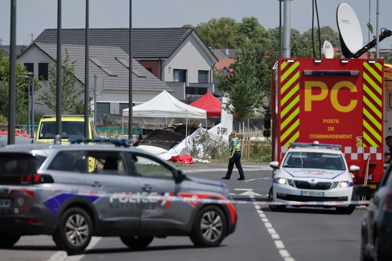 Tim penyelamat bekerja di lokasi kecelakaan pesawat di Tomblaine, Prancis, 28 Juni 2026. (REUTERS/Christian Hartmann)