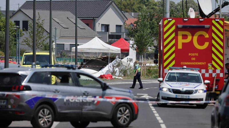 Tim penyelamat bekerja di lokasi kecelakaan pesawat di Tomblaine, Prancis, 28 Juni 2026. (REUTERS/Christian Hartmann)
