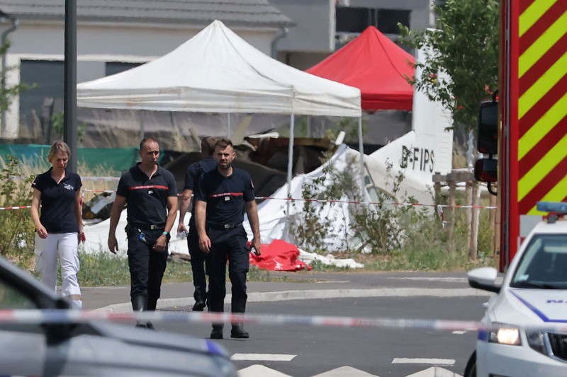 Tim penyelamat bekerja di lokasi kecelakaan pesawat di Tomblaine, Prancis, 28 Juni 2026. (REUTERS/Christian Hartmann)