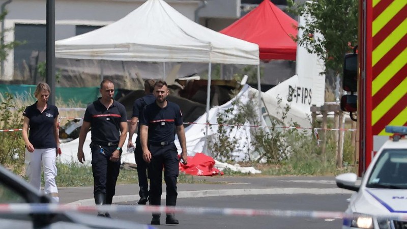 Tim penyelamat bekerja di lokasi kecelakaan pesawat di Tomblaine, Prancis, 28 Juni 2026. (REUTERS/Christian Hartmann)