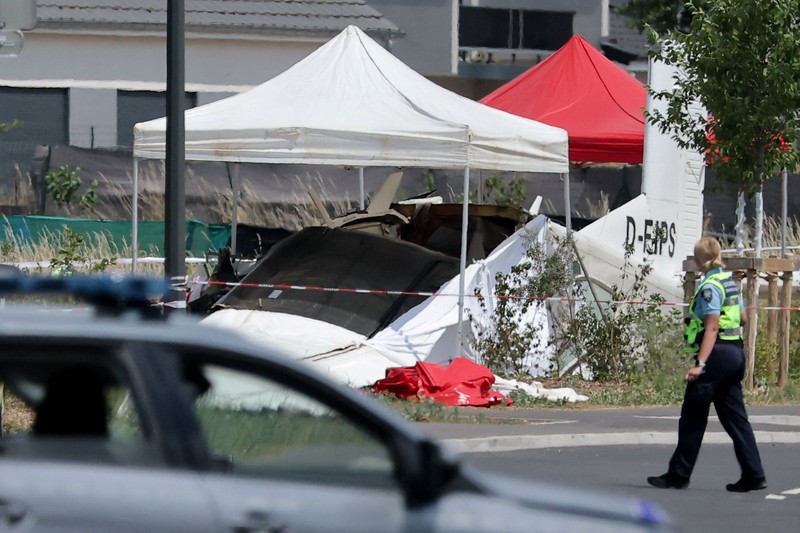 Tim penyelamat bekerja di lokasi kecelakaan pesawat di Tomblaine, Prancis, 28 Juni 2026. (REUTERS/Christian Hartmann)