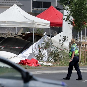 Tim penyelamat bekerja di lokasi kecelakaan pesawat di Tomblaine, Prancis, 28 Juni 2026. (REUTERS/Christian Hartmann)