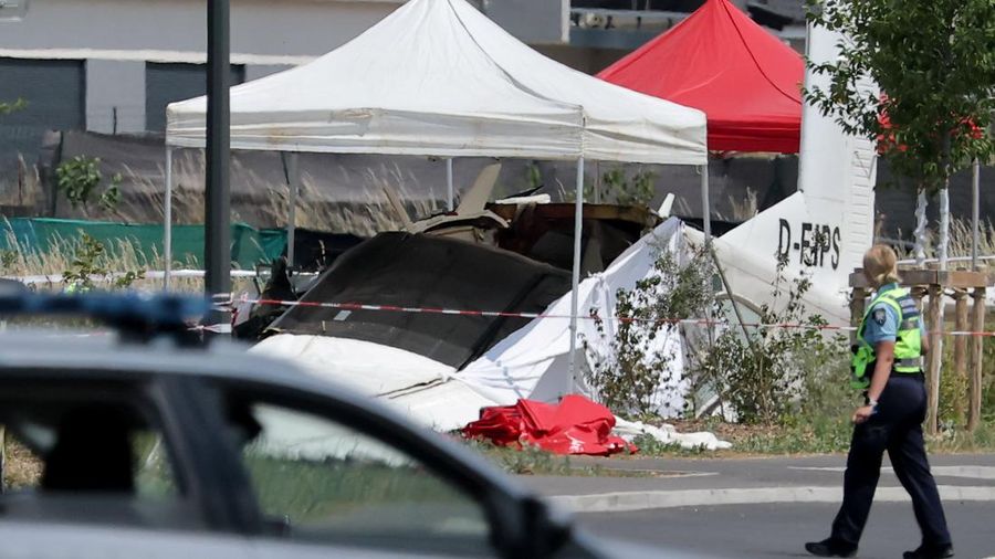 Tim penyelamat bekerja di lokasi kecelakaan pesawat di Tomblaine, Prancis, 28 Juni 2026. (REUTERS/Christian Hartmann)