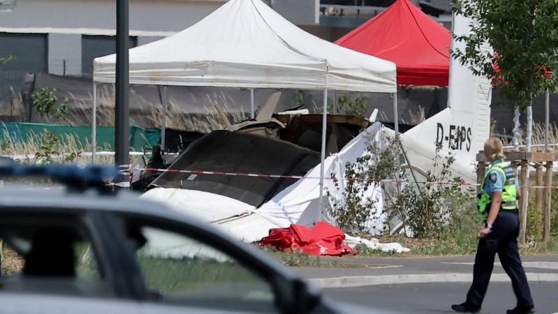 Tim penyelamat bekerja di lokasi kecelakaan pesawat di Tomblaine, Prancis, 28 Juni 2026. (REUTERS/Christian Hartmann)